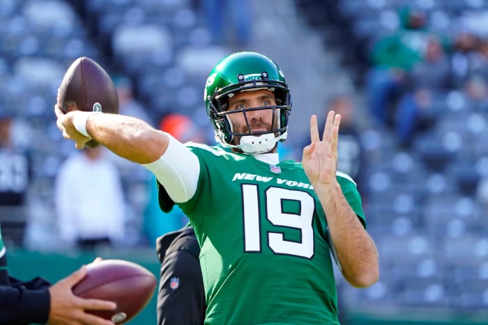 Jets backup QB Joe Flacco warms up